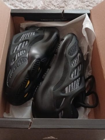 Adidas Yeezy 700 V3 — sneakers qualite superieure portees par un client itsu.ma au Maroc